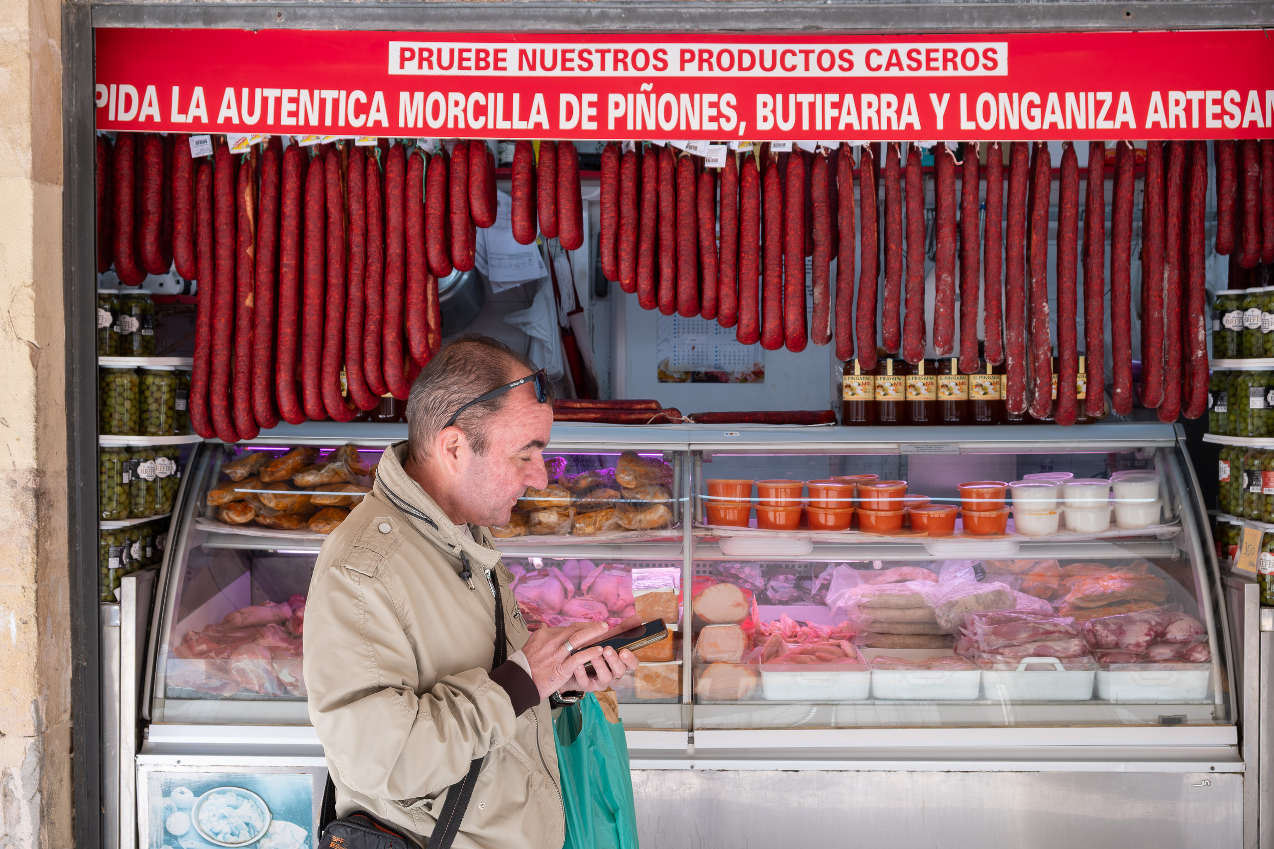 Wurststand im Mercado Central – Morcilla de Piñones und Longaniza